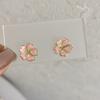 Fresco tridimensional flor de margarida pingando brincos assimétricos design de nicho feminino doce 925 brincos de agulha de prata ~