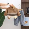 Moda Infantil Primavera Manga Larga Ropa Infantil 2026 Otoño Nuevo Manga Larga Rayado Oso Pequeño Chaleco Suéter Conjunto de Tres Piezas Moderno