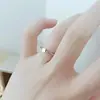 Diseño de nicho anillo de acero de titanio de alta calidad para mujer temperamento de lujo ligero estrella de diamante moda anillo de moda para hombre moda para mujer