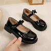 Zapatos para niñas, zapatos de piel de princesa para niños, nuevo estilo primavera y otoño 2026, elegantes zapatos negros sencillos para niñas, suela suave, venta al por mayor