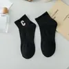 Meias Meias Curtas Femininas Ins Trendy All-match Primavera e Outono Cano Baixo Raso Exterior Wear Cyber Celebridade Letra C Bordada Meias Curtas Meias Brancas