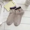 Calcetines Bordados de Cachorro con Gorro Rojo de Dibujos Animados Color-Bloque para Mujer, Calcetines Cortos Finos Sin Costuras de Algodón Puro para Primavera y Verano, Calcetines Populares de Caña Media 2026