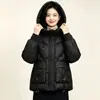 2026 Chaqueta de Algodón con Capucha Única Súper Atractiva para Mujer Estilo Caliente de Invierno Sensación de Alta Gama Bolsillos Grandes Abrigo de Algodón Ropa de Abrigo Gruesa No Voluminosa