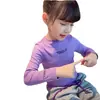 Camisetas de manga larga para niñas de primavera y otoño, ropa elegante para bebés y niños, diseño de letras bordadas de moda estilo coreano, camiseta interior con forro polar