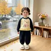 Nuevo conjunto de niña estilo dulce: un conjunto de dos piezas que presenta una sudadera de cuello redondo, con bloques de color y volantes, y pantalones largos de manga larga hasta el tobillo