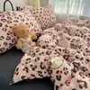Conjunto de Quatro Peças de Gaze Dupla Nível Bebê e Materno Tipo Nuvem Classe A, Roupa de Cama Individual para Dormitório em Gaze de Algodão, Amigável à Pele e Adequado para Todas as Estações, Conjunto de Roupa de Cama de 4 Peças