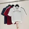 2026 Novo Estilo Gola Polo Ombro Reto Estilo College Camiseta Estampada Versátil Moda Jovem Top Emagrecedor