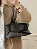 Bolsa de Ombro Coreana de Nicho Feminina 2026 Nova Tendência Moda Estilo Motociclista Bolsa Tote Simples de Grande Capacidade para o Dia a Dia