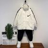 Roupa de Primavera para Meninos 2025 Nova Estilosa Moda de Rua Coreana Crianças Maiores Bonitas Roupas Esportivas Roupas da Moda para Crianças