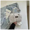 Elegante bolsa de mão pequena para mulheres, novo modelo de verão da moda 2026, bolsa de ombro extremamente estilosa, bolsa transversal leve para o dia a dia