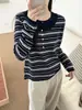 Top de punto de estilo coreano, imitación de dos piezas, a rayas, de manga larga, cuello redondo, diseño de media botonadura, nuevo top de otoño 2026 para mujer