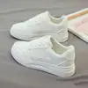 Sapatos Brancos de Solado Grosso Mais Vendidos Femininos 2026 Verão Novos Sapatos Femininos Primavera Versáteis Tênis de Skate Estudante Sapatos Casuais Esportivos