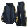 Conjunto de sudadera con capucha raglán de tres rayas estilo americano, unisex, corte holgado, diseño de hombros caídos, conjunto deportivo moderno de dos piezas