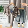 Ropa de Otoño Nueva, Moderna y Guapa para Bebés 2025 para Niños Pequeños y Medianos con Etiquetas de Letras Manchadas Mangas Largas Conjunto de Tres Piezas para Niños Primavera y Otoño