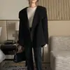 Enviado. Chique francês estilo coreano, elegante e vintage, com gola xale, bolsos e amarração frontal, casaco de lã, peça externa casual para mulheres