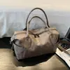 Bolsa feminina grande, simples e casual, bolsa de mão de nicho, bolsa de ombro retrô moderna, nova bolsa transversal para o dia a dia