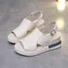 Sandalias de cuña con plataforma gruesa estilo coreano para mujer, para uso exterior en verano 2026, sin espalda, con una sola tira y hebilla, tacones altos para mujer, adelgazantes