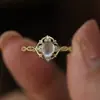 Anillo Abierto de Piedra Lunar Romántico de Gama Alta de Venta Caliente Europea y Americana Celebridad de Internet Transmisión en Vivo Anillo Trenzado Cortado Estilizado Dulce Femenino