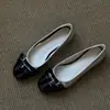 Temperamento nuevo zapato plano de un solo color estilo Chanel hebilla de cuero estilo retro francés zapatos de un solo color Mary Janes slip-ons