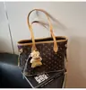 Bolsa de Braço Literária da Moda para Mulheres, Nova Bolsa Tote Simples Estilo Coreano 2025, Bolsa de Ombro Texturizada Elegante e Estilosa