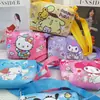 Bolsa transversal porta-moedas da família Sanrio com pingentes da Kuromi, My Melody, Gatinha Marie e Cinnamoroll como prêmios