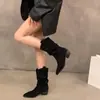 Botas Chuyuji de Bico Fino com Salto Bloco Empilhado Melard de Cano Médio para Mulheres, Nova Coleção Outono/Inverno Emagrecedoras Versáteis Camurça Retro Corte em V