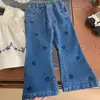 Conjunto de Duas Peças Outono 2026 Novo Estilo Coreano para Meninas: Blusa Boneca Bordada de Manga Longa + Calça Jeans em Formato de Coração