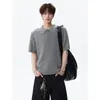 Camiseta Polo Tricotada Fina Casual de Manga Curta em Seda Gelada Estilo Old Money para Homens, Top Tecido com Ombreira para Verão