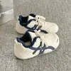 Tênis de treino alemães forrados com fleece para mulheres, novos tênis casuais esportivos quentes de algodão de camada dupla para o inverno 2025, bico redondo, retrô, versáteis