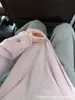 Camiseta rosa de manga larga con diseño de borde enrollado para mujer, nuevo estilo otoño 2026, corte holgado, top adelgazante