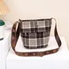 2025 Nova Bolsa Tote Grande de Xadrez Artístico Estilo Coreano para Estudantes Femininas Ir à Aula Bolsa de Ombro Transversal Versátil Casual