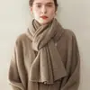 Novo cachecol 100% puro cashmere com um design meticulosamente trabalhado, macio, leve e durável. É um lenço estiloso e versátil, perfeito para usar ao ar livre e te manter aquecido(a).