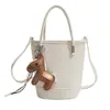 Bolsa de Design Retro de Nicho para Mulheres 2026 Nova Textura de Alto Padrão Versátil Bolsa Transversal Cor Pura Bolsa de Mão Estilo Balde