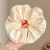 Goma para el pelo de encaje francés, un accesorio para el cabello de alta gama para mujer, perfecto para crear un moño o una cola de caballo elegante. Es un coletero delicado y elegante, disponible en tamaño grande