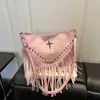Nova Bolsa Feminina de Verão 2026 Estilo Europeu e Americano Bolsa Tote Casual Macia com Tachas e Franjas, Bolsa de Ombro Único Transversal para Mulheres