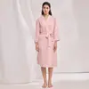 Robe de seda rosa com bolinhas para mulheres, estilo primavera e outono, modelagem solta para casa, com cinto de amarração, pode ser usado na rua, design de manga três quartos