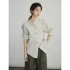 Yinhe STUDIO: A mesma camisa verde listrada com gola alta, feita de linho francês e com acabamento encolhido em sal, como a usada por Guo Yuxin