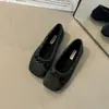 Bailarinas de estilo retro, suaves y cómodas, con puntera poco profunda, que presentan una parte superior de gamuza afelpada, perfectas para el otoño de 2026 - una opción versátil y a la moda