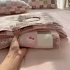2026 Nuevo Estilo Algodón Esponjoso Hilo de Algodón Punto Triangular Colcha de Verano Colcha Refrigerante de Verano Colcha de Aire Acondicionado Juego de Cuatro Piezas