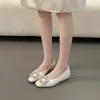 Zapatos de tacón bajo elegantes de estilo francés con hebilla cuadrada de pedrería para mujer, nuevo modelo de moda de verano 2026, adecuados para ir al trabajo y combinar con faldas, delicados zapatos de noche