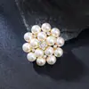 Broche de Flor de Pérola Exquisito e Compacto para Mulheres, Acessórios de Cheongsam de Alta Qualidade, Alfinete de Gola, Alfinete Anti-Exposição de Gola Moderno e Versátil