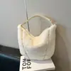 Bolso peludo de gran capacidad para otoño e invierno para mujer, nuevo estilo 2025, bolso cruzado versátil para el día a día, bolso peludo de un solo hombro para debajo del brazo