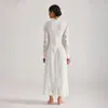 Foto Real de um Vestido de Renda Estilo Palácio com Delicados Bordados Florais Tridimensionais e Mangas Longas