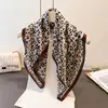 Bufanda Cuadrada de Seda con Estampado de Leopardo Salvaje Chal de Alta Calidad Bufanda Pequeña Cuadrada Versátil para Cuello Bufanda para Mujer