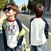 Camiseta básica de manga comprida para meninos, novo estilo primavera e outono 2026, top T-shirt infantil versátil com blocos de cor estilosos para meninos mais velhos