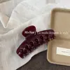 Pinzas para el cabello de estilo francés, discretas, de color vino tinto, con diseños de estrellas y corazones, para crear un recogido sofisticado y elegante en la nuca.; pinzas de tiburón y pasadores