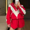 Outono de 2026 Novo Estilo Casual Transfronteiriço Roupas Femininas Bloco de Cores Moda Zíper Gola Dobrável Jaqueta Conjunto de Shorts com Cintura Elástica