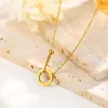 Colar Pingente Anel Letra Romana em Aço Titânio, Corrente Clavícula Simples e Versátil, Moderno