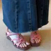 Primer encuentro con las únicas sandalias romanas de tacón de cuña, punta cuadrada retro, tejido y tiras cruzadas, destalonadas.