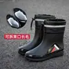 Botas de lluvia para hombre de media pantorrilla antideslizantes impermeables zapatos nueva moda exterior cerradas botas de agua cálidas zapatos cortos de goma hombre venta al por mayor